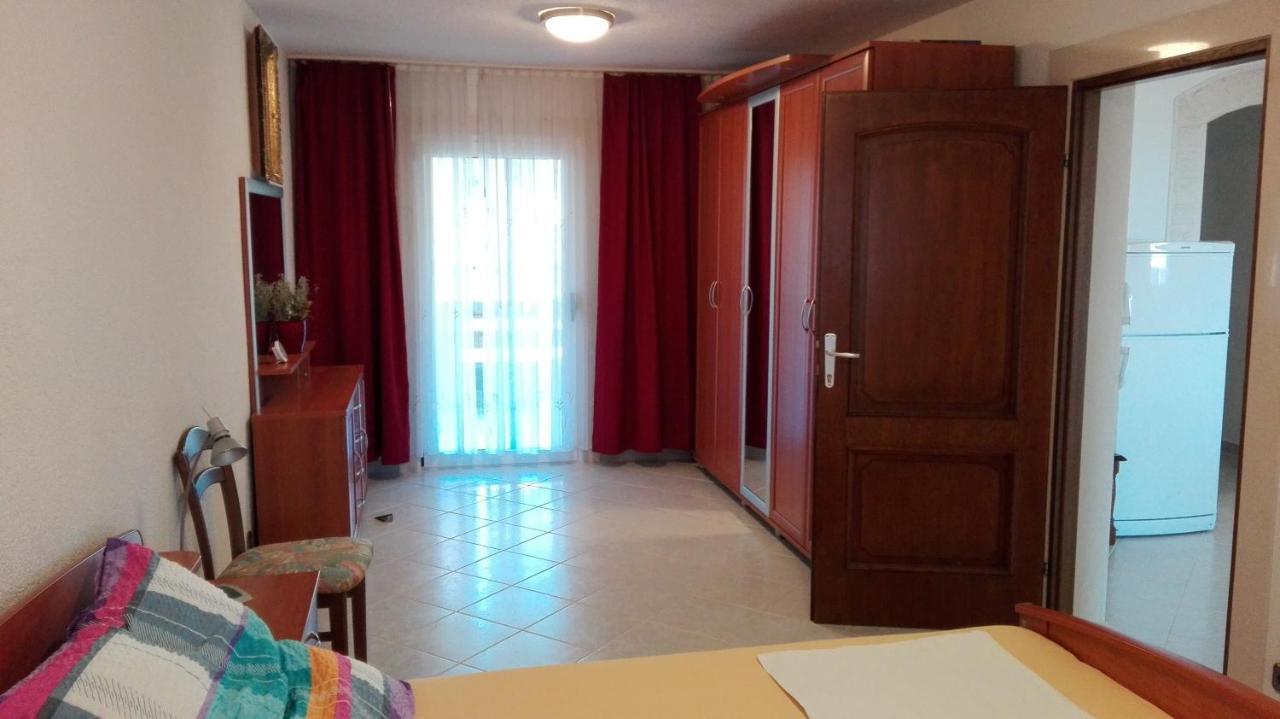 Apartments Marko Sutivan Insel Brac Exterior photo